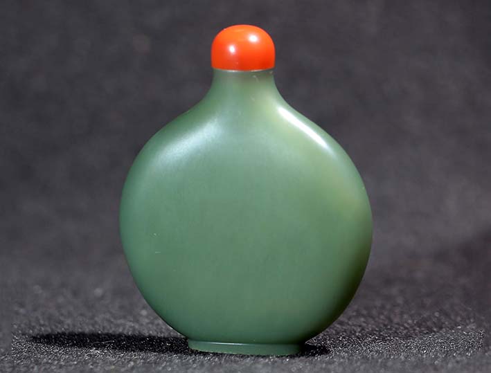 儒玉轩玉雕艺术工作室作品《鼻烟壶》